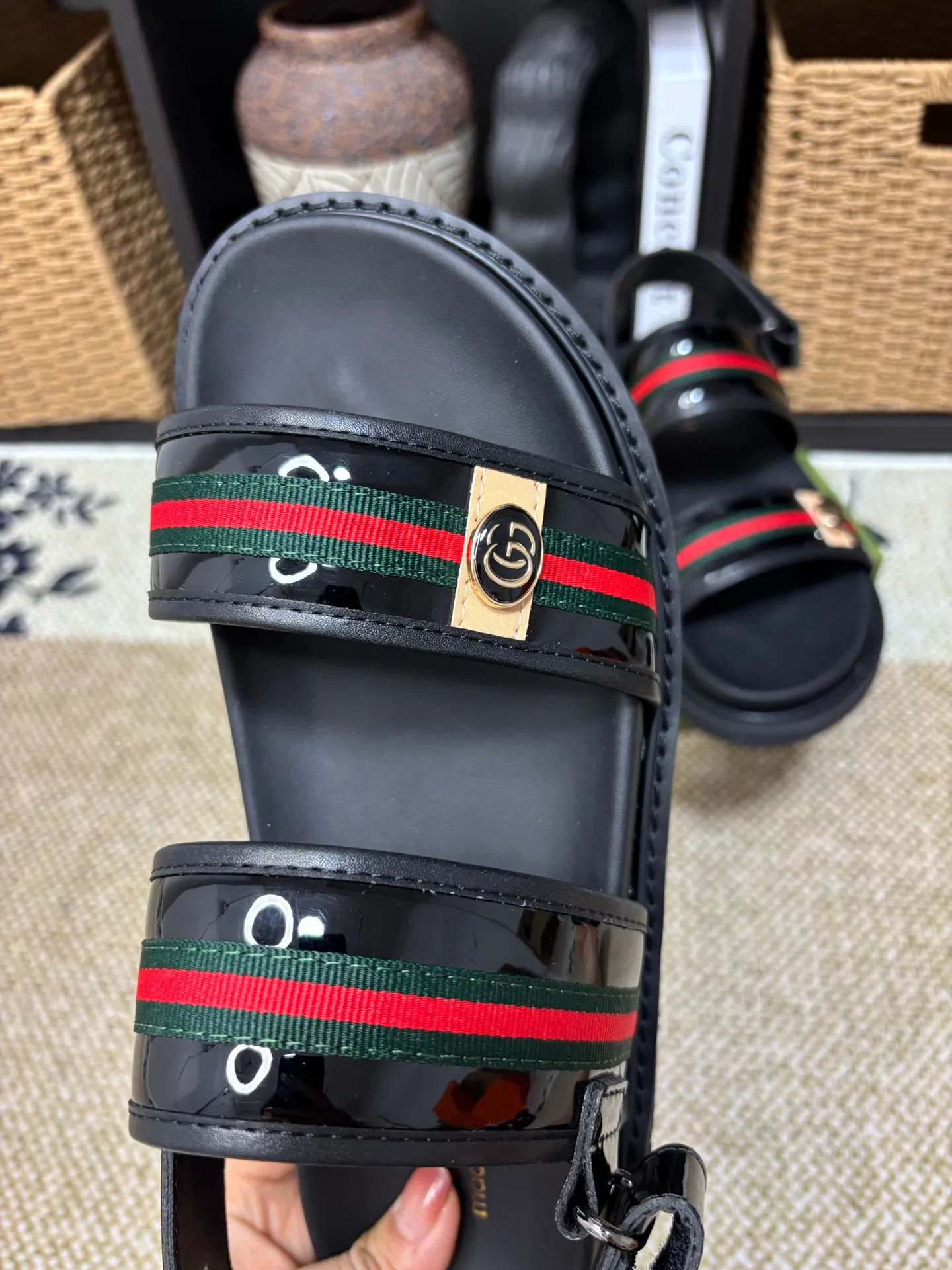 Factory 💰 300 yuan Gucci slippers] high-end men's shoes brand official website 1:1 latest masterpiece: original mold customization, the fabric is made of imported original materials, upgraded outsole, lighter and non-slip. The market's top quality, simple yet tasteful, a must-have for fashionistas, fashionable at your feet, full of confidence, the same style at the counter 👍The season of summer slippers is here. Code: 38-45 (45 customized)